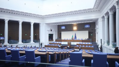 Извънредното заседание на НС пропадна, едва 67 депутати дойдоха на работа
