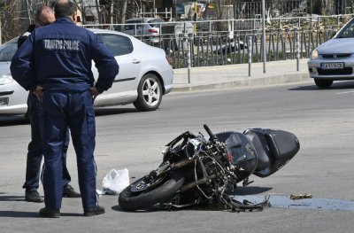 Кола помете моторист на бул. "Свобода" в Пловдив