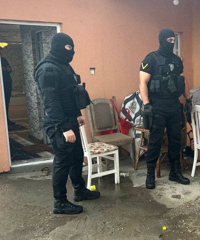 Задържаха 7 наркодилъри в София
