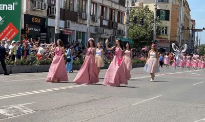 Най-голямото карнавално шествие оцвети улиците в Казанлък