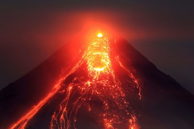 Вулкан в централната част на Филипините изригна  изхвърляйки стълбове от лава