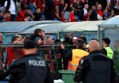 Трима полицаи са пострадали по време на мача на стадион Васил