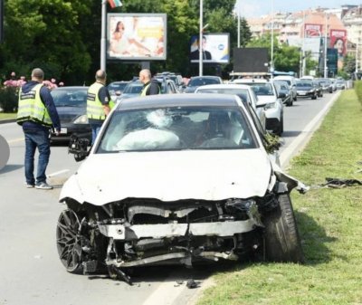 Зрелищната катастрофа с бяло БМВ М3 в София в сряда