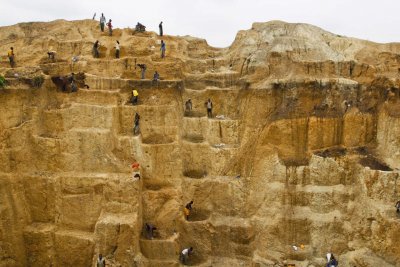 Над 30 миньори са блокирани след срутване на златна мина в Нигерия