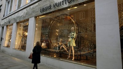 Скандал: Окраде ли Louis Vuitton Румъния