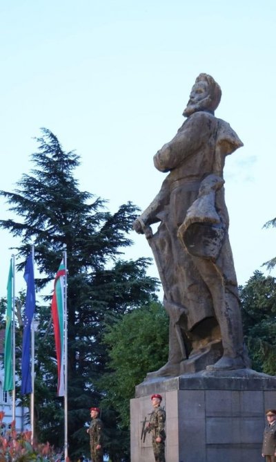 Най-накрая: Правителството отпусна 780 000 лева за рушащия се паметник на Ботев във Враца