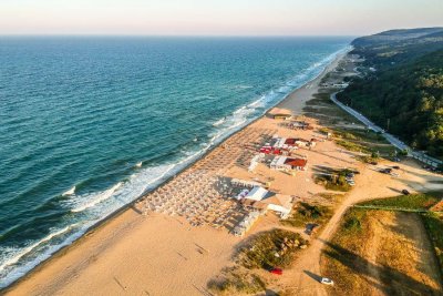 Евтим Милошев запретна ръкави, проверява водата на плаж Шкорпиловци