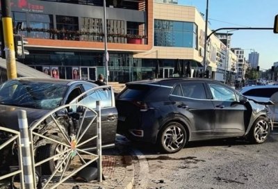 Тежка катастрофа между две коли пред мол в София, двама са в болница