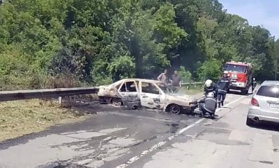 Кола се запали в движение по пътя Добрич-Албена, изгоря напълно (СНИМКА)