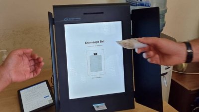 Най възрастният избирател във Варна гласува машинно в училище Ал С