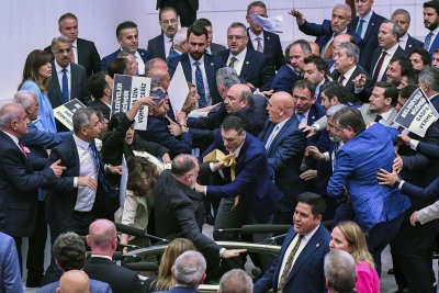 Бойни сцени се разиграха в турския парламент