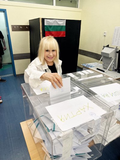 Лили Иванова не изневери на традицията си да гласува привечер