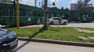 Трамвай е излязъл от релсите в центъра на София Инцидентът