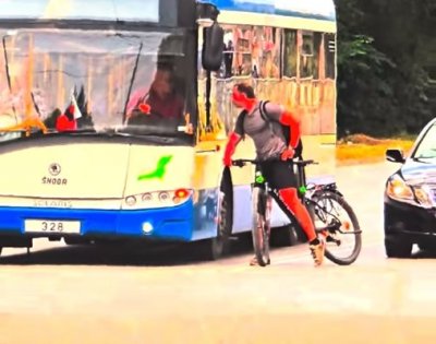 Колоездач и шофьор на тролей се сбиха на кръстовище във Варна