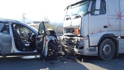 Катастрофа между тир и кола затвори пътя Русе - Бяла, двама са в болница