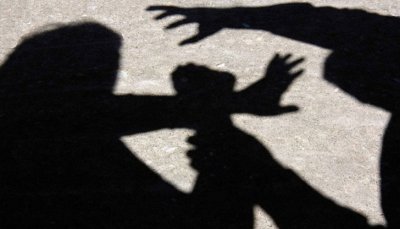 Четирима тийнейджъри пребиха 16-годишно момиче в двора на училище в София