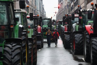 Протестиращи земеделци пристигнаха днес отново с тракторите си в Брюксел за пореден протест