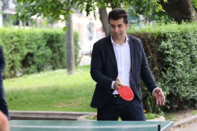 Преди вота: Кирил Петков поигра тенис с костюм