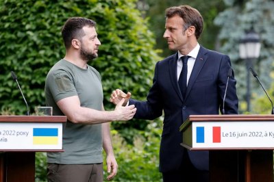 Украинският президент Володимир Зеленски ще бъде приет днес от френския
