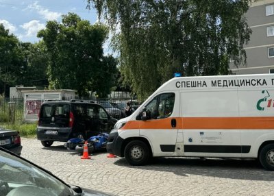Катастрофа между моторист и автомобил в столицата: Човек е откаран в болница