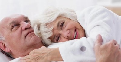 Персонал в старчески домове насърчава секса 
