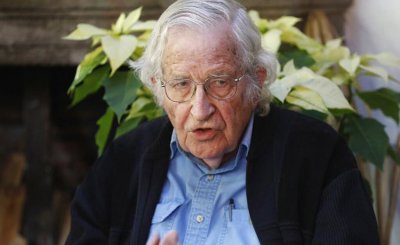 Ноам Чомски е приет в болница