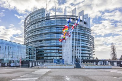 В Европейския парламент който заседава в Страсбург и в Брюксел