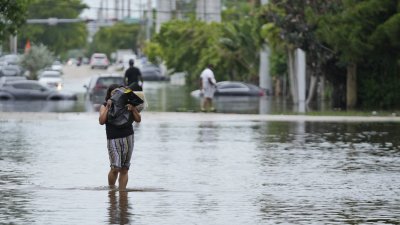 Голяма част от Южна Флорида бе обхваната от силни дъждове