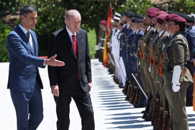 Турският президент Реджеп Тайип Ердоган бе посрещнат на официална церемония в Испания става
