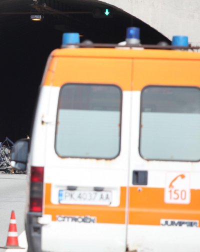 Млад шофьор се заби в подпорна стена и рани трима на пътя Смолян-Чепеларе