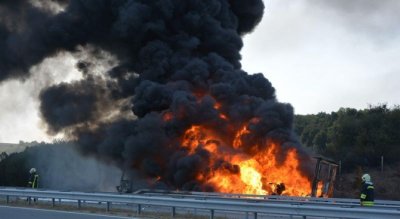 Цистерна пламна при катастрофа на Голямоконарско шосе в Пловдив, пътят е блокиран