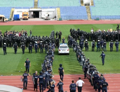 На стадион "Васил Левски": Полиция и жандармерия тренираха как да овладяват безредици (СНИМКИ)