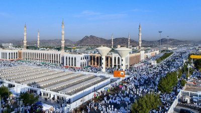 Мюсюлмани от цял свят се стичат в Мека за ежегодния хадж