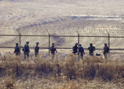 Южнокорейски военни са произвели предупредителни изстрели след като войници на Северна