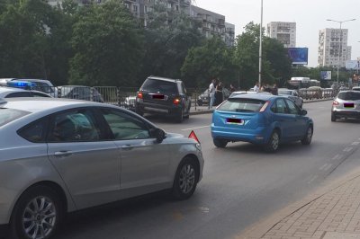 Катастрофа с 3 коли затруднява трафика на столичния бул. Ал. Малинов (СНИМКИ)