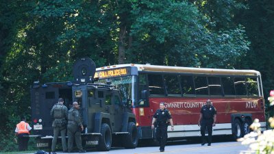 Въоръжен мъж похити пътнически автобус в щата Атланта  Това съобщи Вашингтон
