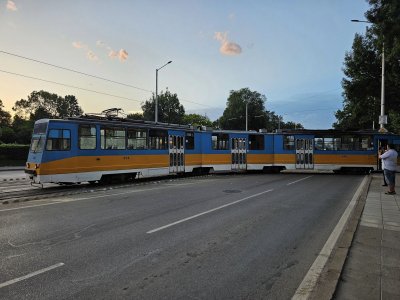 Трамвай излезе от релсите и се озова на тротоар в София (СНИМКИ + ВИДЕО)