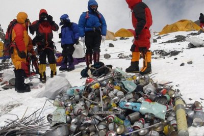 Войници свалиха четири тела и 11 тона боклук от Еверест