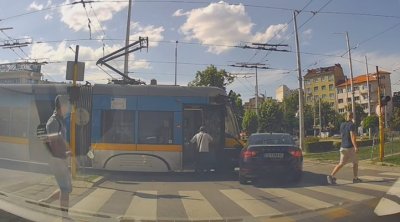 Трамвай помете кола на "Руски паметник" в София