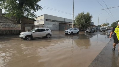 Спукан тръбопровод наводни главната улица на кв. "Победа" в Бургас (СНИМКИ)