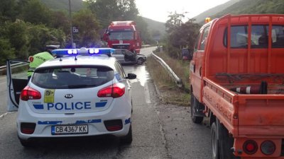 Катастрофа между кола и камион блокира пътя Ветрен-Пазарджик