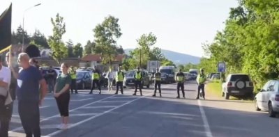 Протестиращи блокираха прохода „Петрохан”