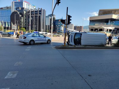 Микробус и кола се блъснаха близо до търговски център на метростанция