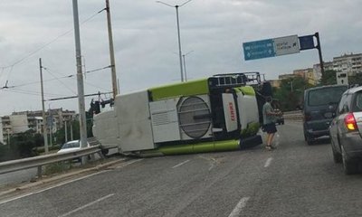 Комбайн от румънска платформа се обърна и блокира бул България