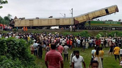 Влакова катастрофа в Индия взе най-малко 15 жертви