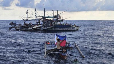 Филипински кораб се е сблъскал с китайски кораб в Южнокитайско