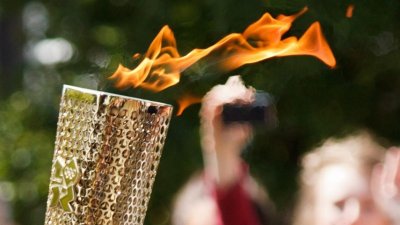 Олимпийският огън продължава своето околосветско пътешествие Днес огънят се отби