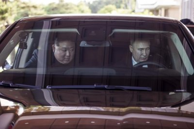 Руският президент Владимир Путин взе севернокорейския лидер Ким Чен ун на разходка с лимузина по