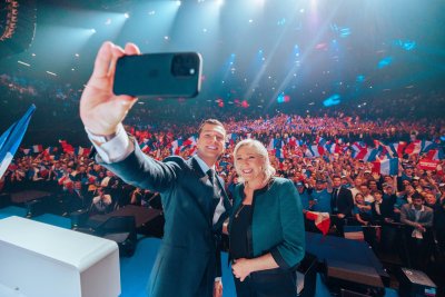 Френската крайнодясна партия Национален сбор получава най голяма подкрепа за първия