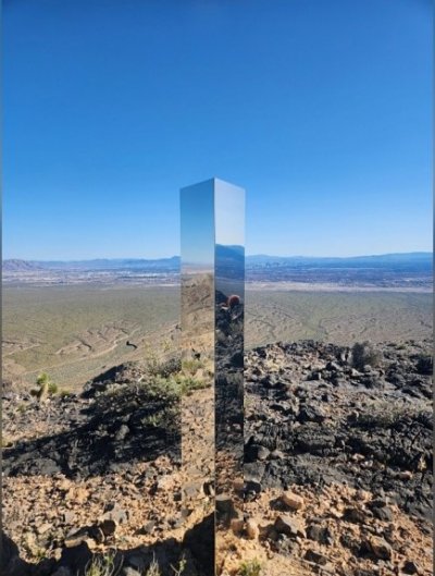 ДАР ОТ ИЗВЪНЗЕМНИТЕ? Мистериозен монолит открит в пустинята в Невада